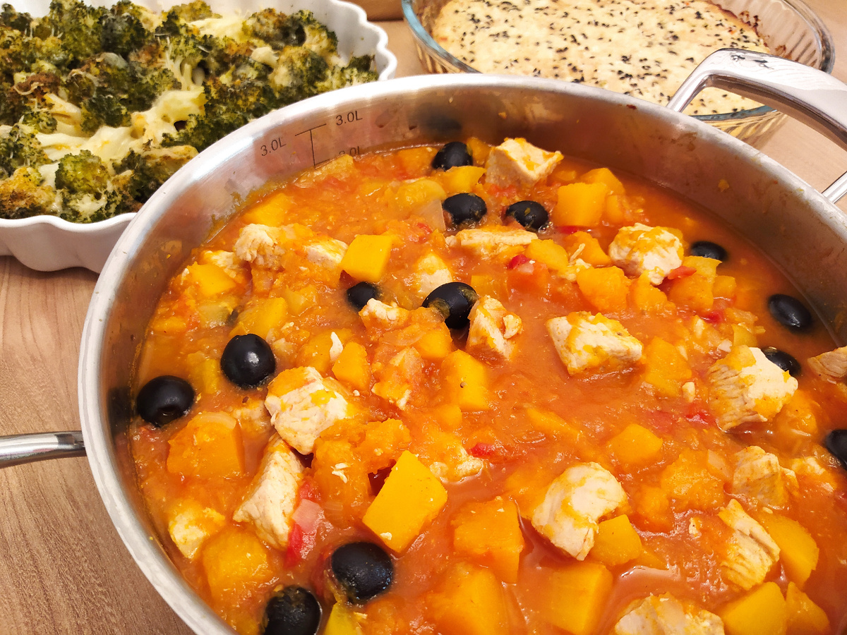 На фото несколько блюд, которые готовила в рамках подготовки к рабочей неделе. Брокколи, запеченная в духовке, пирог из индейки с болгарским перцем и брокколи, тыквенное рагу с болгарским перцем, индейкой и маслинами.