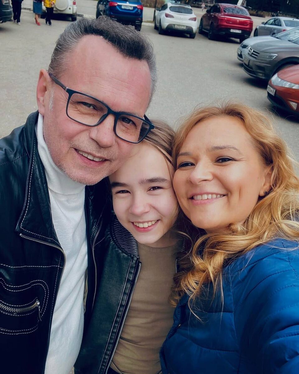    Владимир Левкин с дочерью Никой и женой МарусейСоцсети Маруси Левкиной