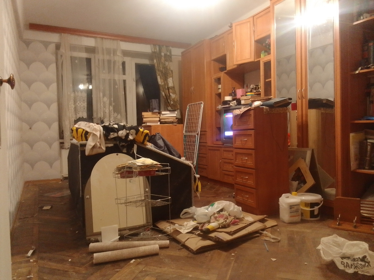 Вот это бардак я развела)) Тахта, кстати, как новая, поэтому выбрасывать не стали.