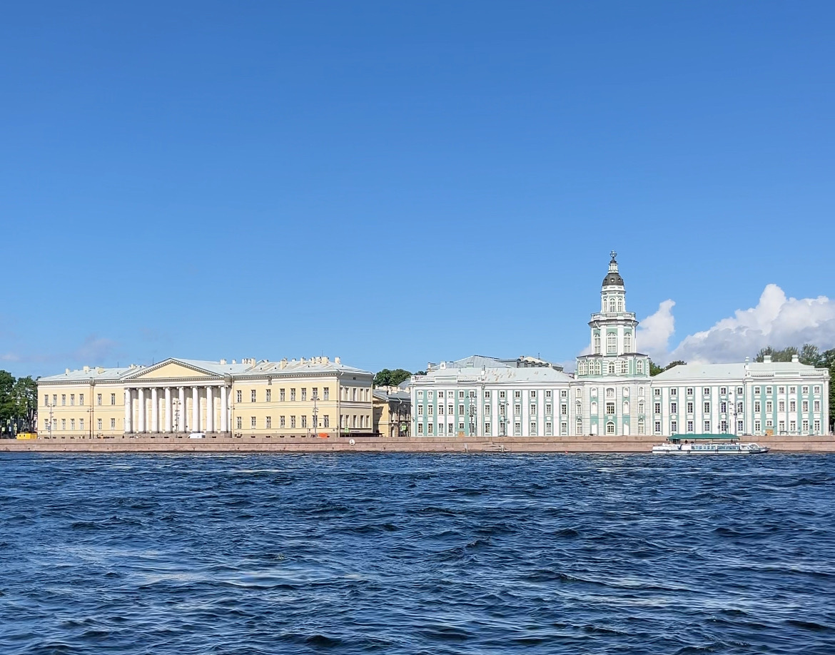 Здание Кунсткамеры (справа) рядом со зданием Академии наук (слева) на Университетской набережной. Фото автора.