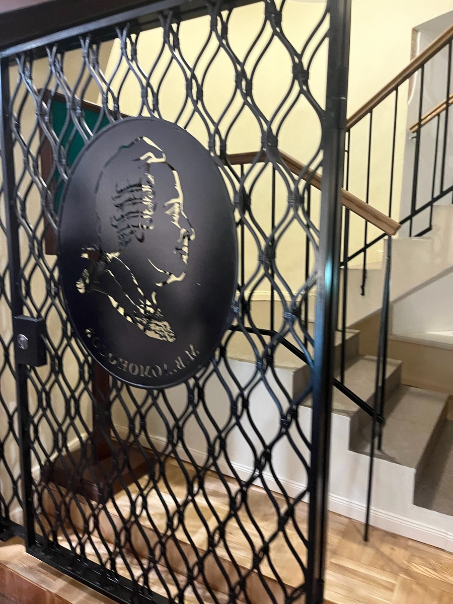 Вход на экспозицию "Академический зал. МУЗЕЙ ЛОМОНОСОВА". Фото автора.