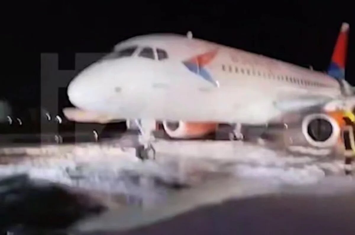    Появились кадры из аэропорта в Анталье, где загорелся Superjet 100