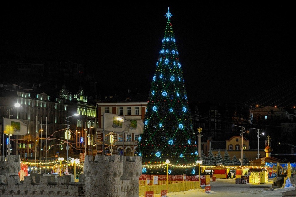    Величественная елка на площади и снежный городок создадут праздничную атмосферу. Сергей БАЛАНОВ
