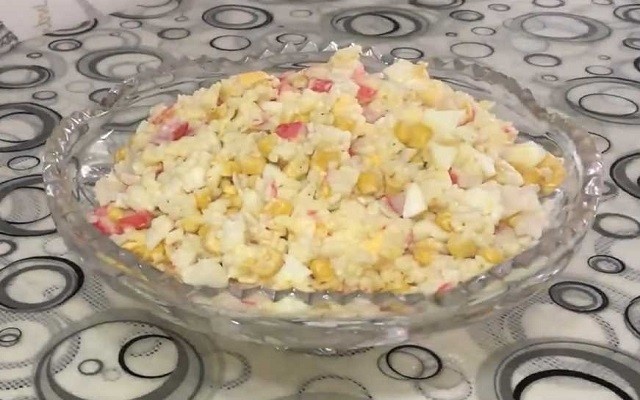 Салат крабовый с кукурузой. Салат с крабовыми палочками и кукурузой и яйцом и огурцом. Салат с крабовыми палочками и кукурузой и огурцом. Коррида салат рецепт с крабовыми палочками и помидорами сухариками. Салат с крабовыми палочками и кукурузой и помидорами.