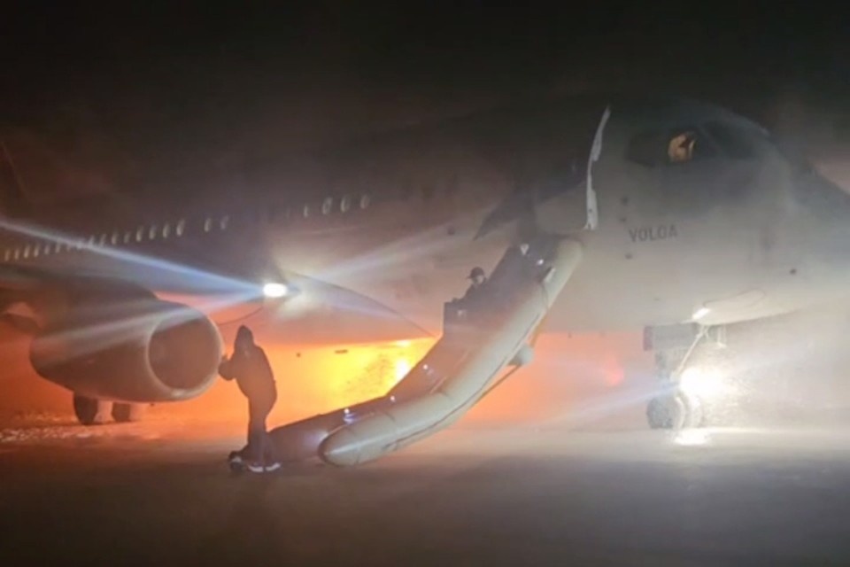    Самолет Sukhoi Superjet 100, выполнявший рейс А45051 Сочи – Анталья, совершил жесткую посадку Кадр видео