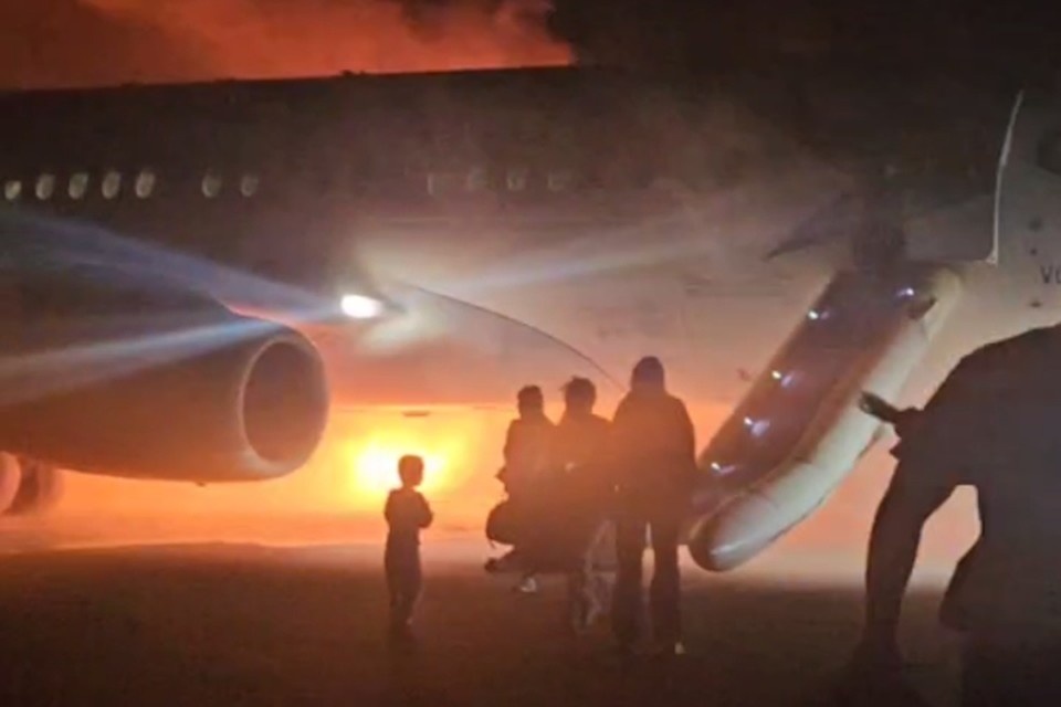    Людей спускали по надувным трапам Кадр видео