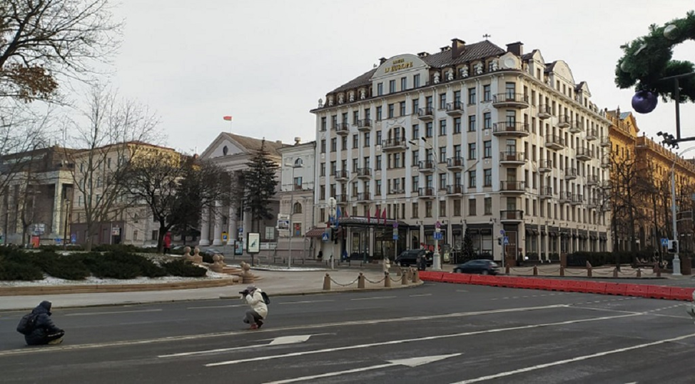 Улица была перекрыта, народ воспользовался. Как раз восстанавливают рухнувший на Немигу мост. Все фото в статье автора.у 