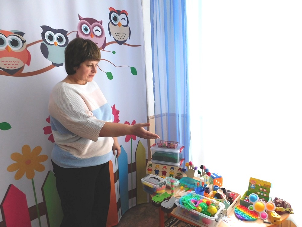    Логопед-дефектолог Елена Михайленко показывает оборудование кабинета. Фото Анны Зубаревой