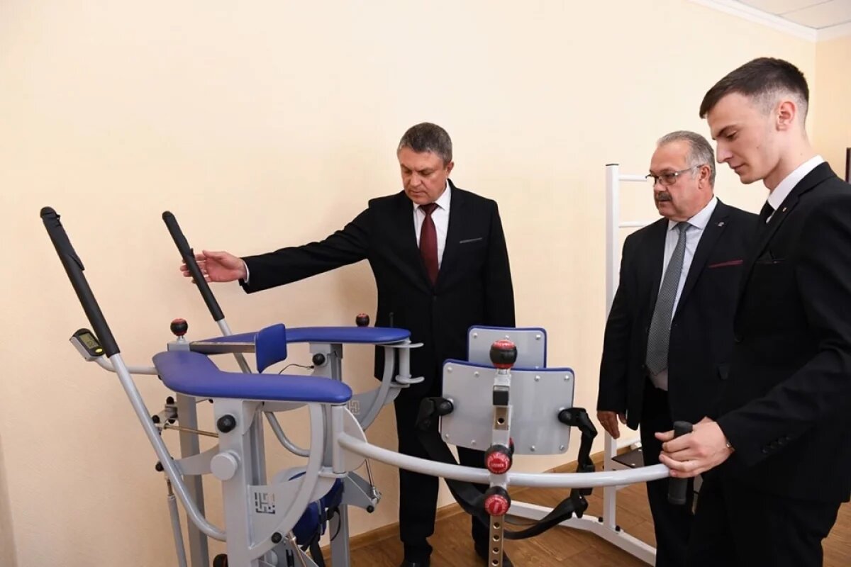    Глава ЛНР Леонид Пасечник (крайний слева) и Олег Люлько (крайний справа).