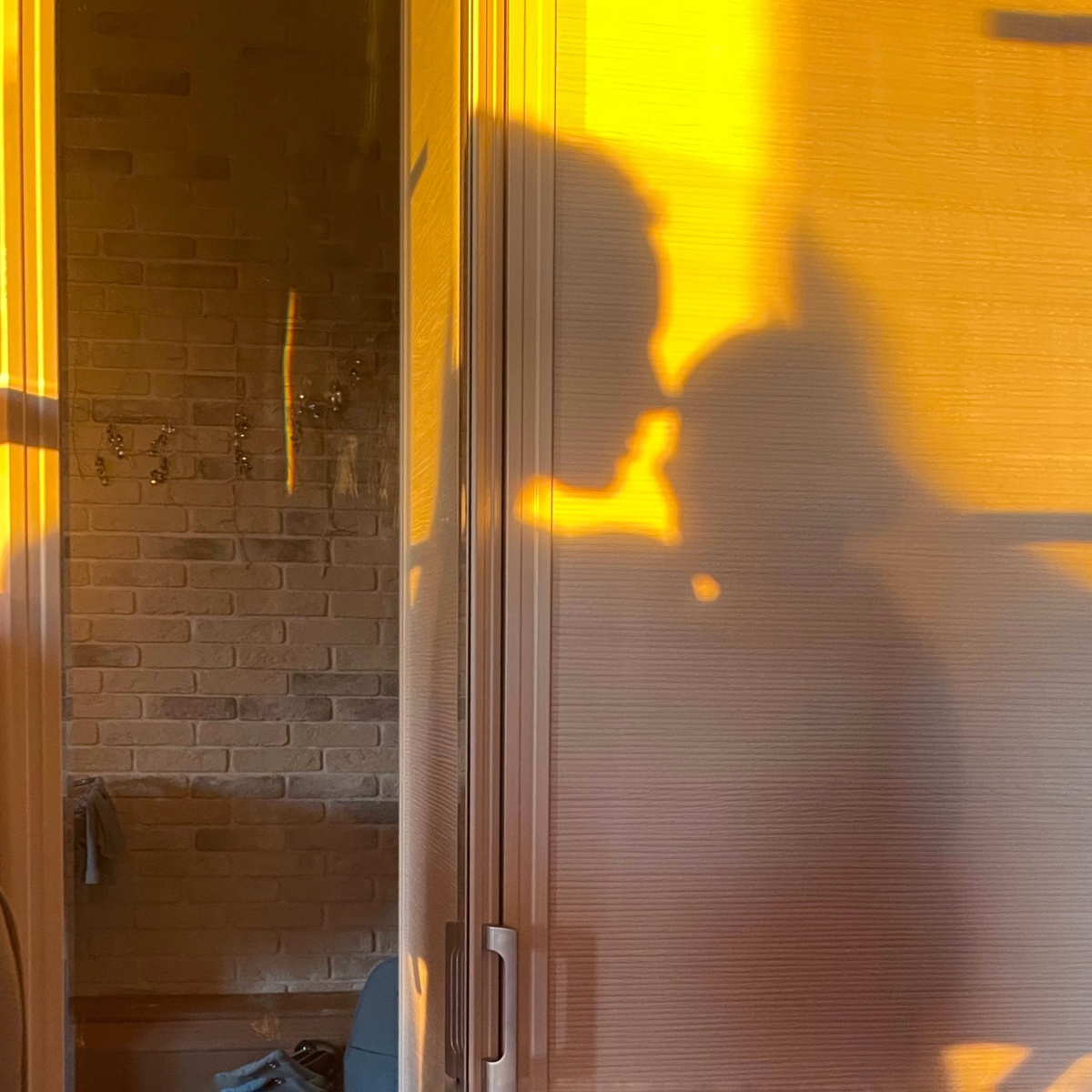 Мамой быть невероятно трогательно, особенно когда понимаешь, что для ребенка ты целая и единственная Вселенная. Хотя материнство - тот еще квест. Спасает в трудные минуты отношение к ситуации и вера в хорошее. И конечно, запечатление моментов - я всегда любила семейные фотоальбомы, которые листаешь, сидя где-то в тепле у камина. 