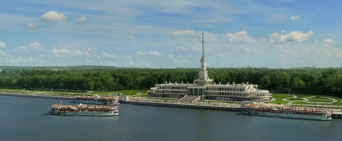 Полёт героев фильма над Речным вокзалом в Москве https://www.kinopoisk.ru/picture/4166175/