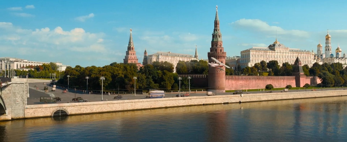Полёт героев над Московским Кремлём. Кадр из открытого трейлера  