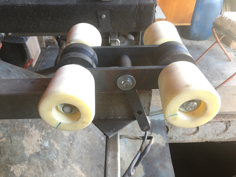 Крайние ролики полиамид ПА 6, средние - твердая резина.