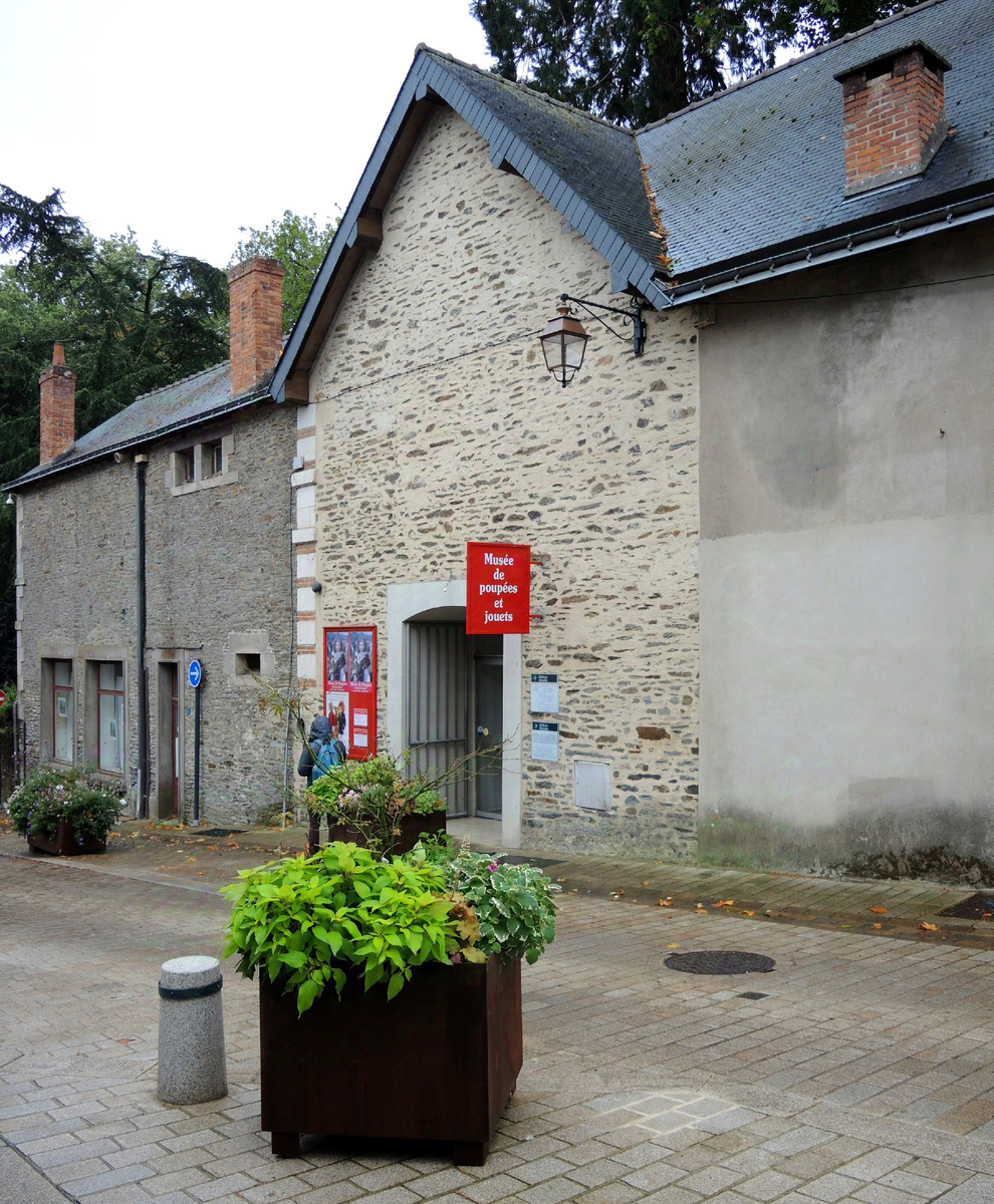 Зато можно попасть в этот музей, так сказать, зайти в замок с черного хода ☺️