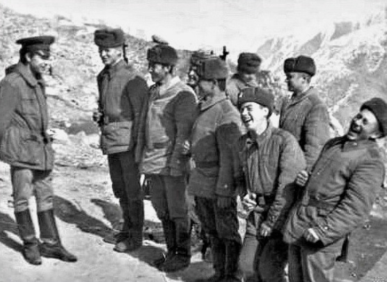 На фотографии Панджшер, Руха, но не Рогачев и не второй взвод. Однако, Рогачёв делал именно так, он подъегоривал солдат.