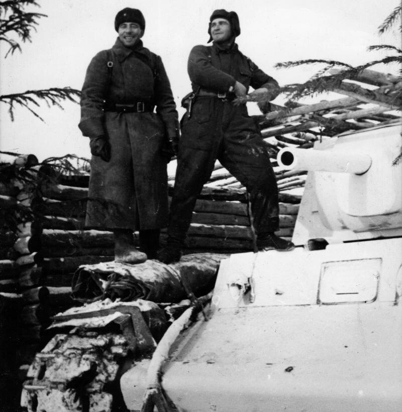 Генерал Катуков и неизвестный пока танкист