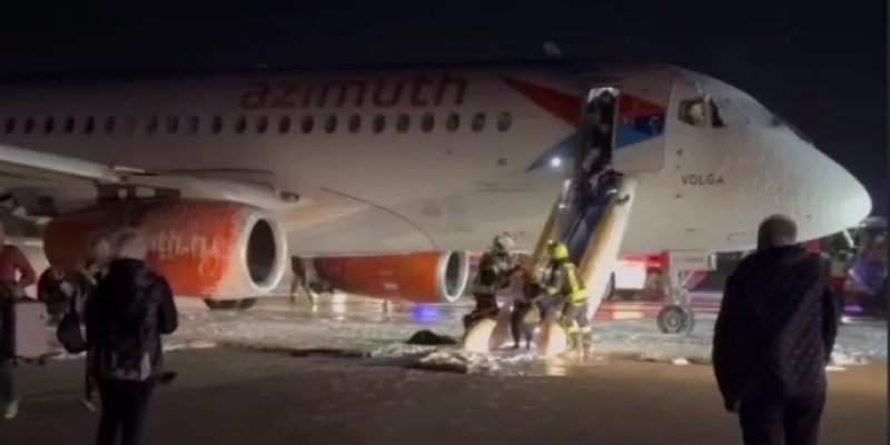 Эвакуация людей из самолёта.  фото: картинки яндекса.  