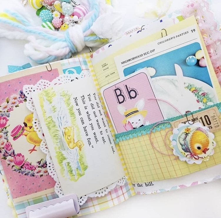 Это моя любимая зарубежная мастерица. Беспощадна к детским ретро-книгам, журналам мод, нотам. Но из под ее ножа выходят чудесные блокноты.