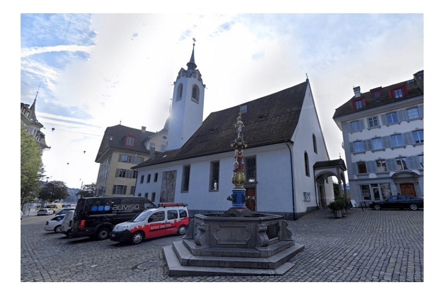 Несмотря на свою инновационность, проект сопровождался оговорками. Посетителей предостерегали от обмена личной информацией и напоминали, что их взаимодействие не является исповедью. «Мы не собираемся имитировать исповедь», — подчеркнул Шмид. За два месяца с аватаром взаимодействовали более 1000 человек, включая туристов из таких стран, как Китай и Вьетнам, и даже людей других вероисповеданий.