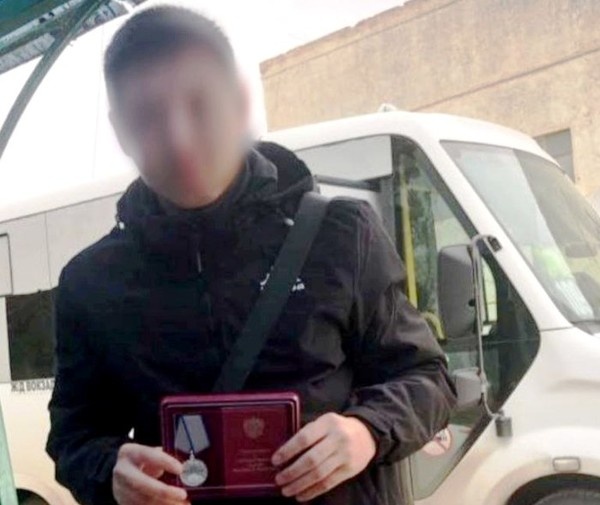 «Мы гордимся нашими мальчишками. Они делают всё, чтобы сохранить мирное небо над головой», – сказала социальный педагог Центра «Юность» Алена Федосеева.  
 
 Присоединиться к героям и найти информацию об условиях службы и льготах для военных и их близких можно на сайте контракт30.рф. Также по вопросам контрактной службы жители Астрахани могут обратиться по адресу: ул. Свердлова, 43, жители районов – в любой военный комиссариат по месту пребывания или в сельский совет к военно-учётному специалисту.  
 
 Фото: Центр «Юность»Некоторые из них имеют боевые награды.
 Эти ребята - бывшие воспитанники Центра помощи детям, оставшимся без попечения родителей «Юность» в Нариманове. Они заключили контракты с Минобороны РФ и сейчас защищают Родину.  
 
 Как сообщает региональное министерство соцразвития и труда, некоторых астраханских бойцов наградили медалями за мужество и отвагу.📷
