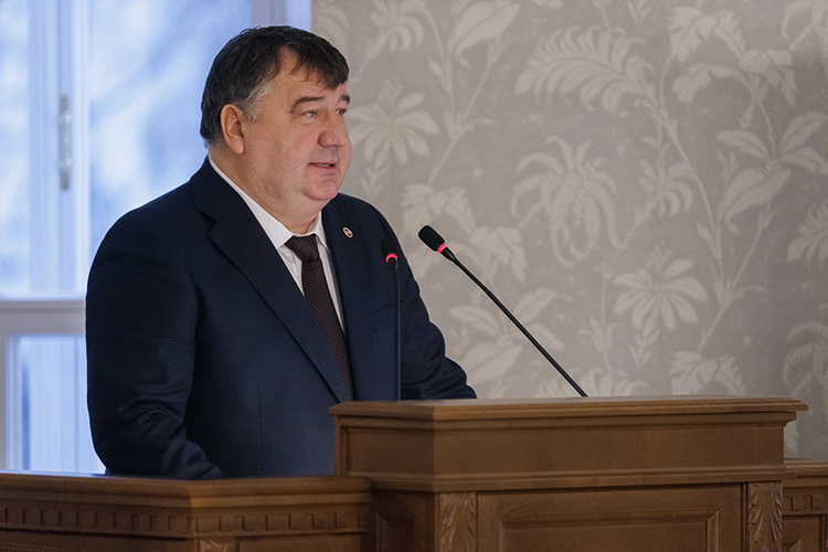    Еще в начале недели ректор Ленар Сафин с гордостью рассказывал, что Казанский университет — второй по популярности среди иностранцев после РУДН, здесь учатся 12,6 тыс. зарубежных студентов.   
Фото: Сергей Елагин