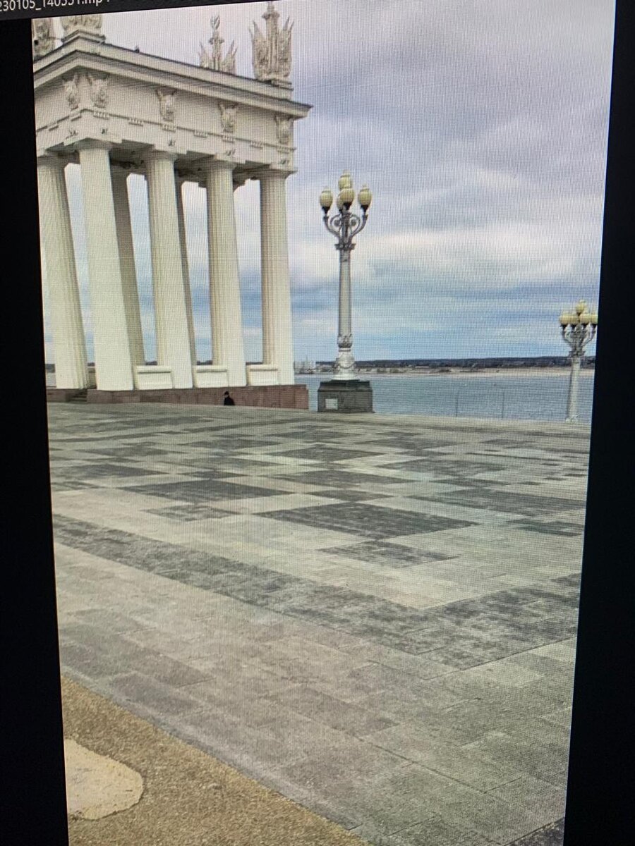 Набережная 62-й Армии. Эти пропилеи символизируют места переправы во времена боев.