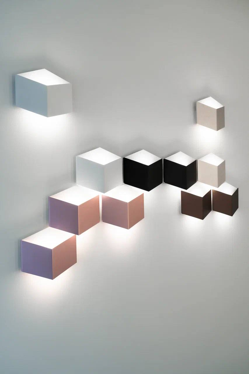 На фото: настенные светильники от SANTAN в оттенках Cinnamon Slate