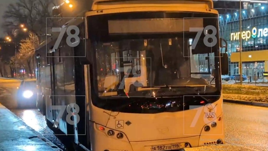    Автобус, в котором произошёл взрыв во время движения по Лиговскому проспекту. Петербург, ноябрь 2024 года. Автор фото: 78.ru