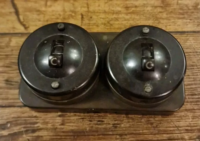Выключатели из бакелита, 40-е годы. Источник фото: https://www.ebay.co.uk/b/bn_97074357
