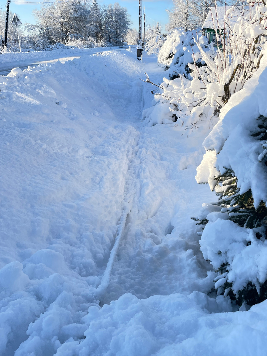 Обрыв электропровода. По деревне так в нескольких местах.