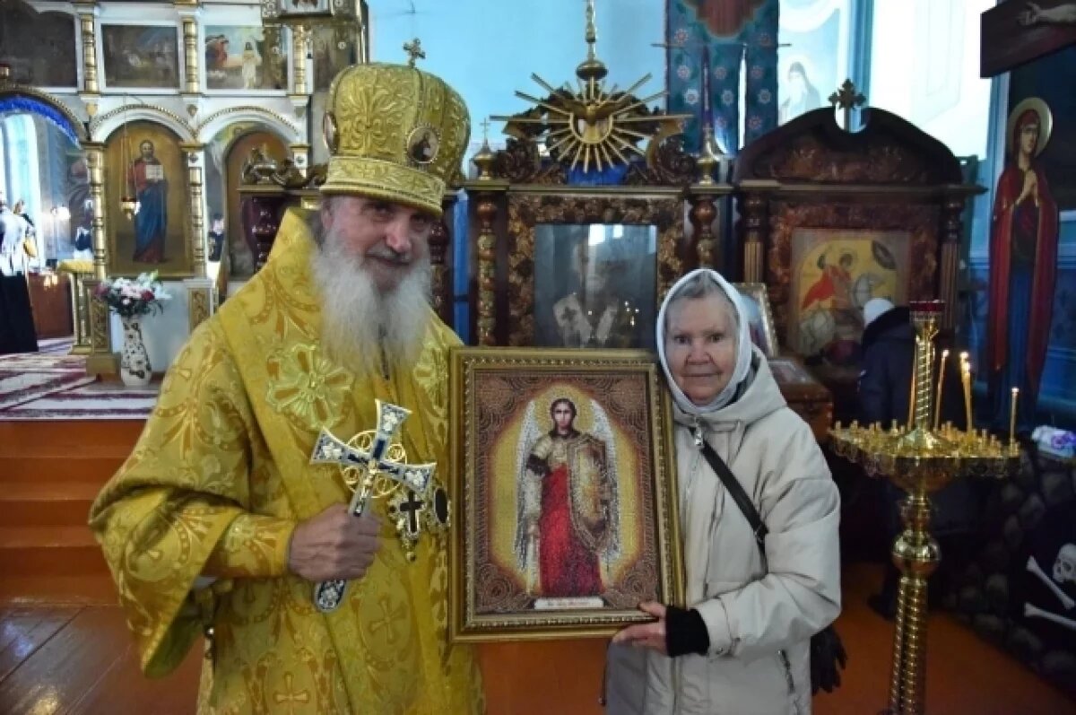    Оренбурженка передала на фронт бойцам икону архангела Михаила