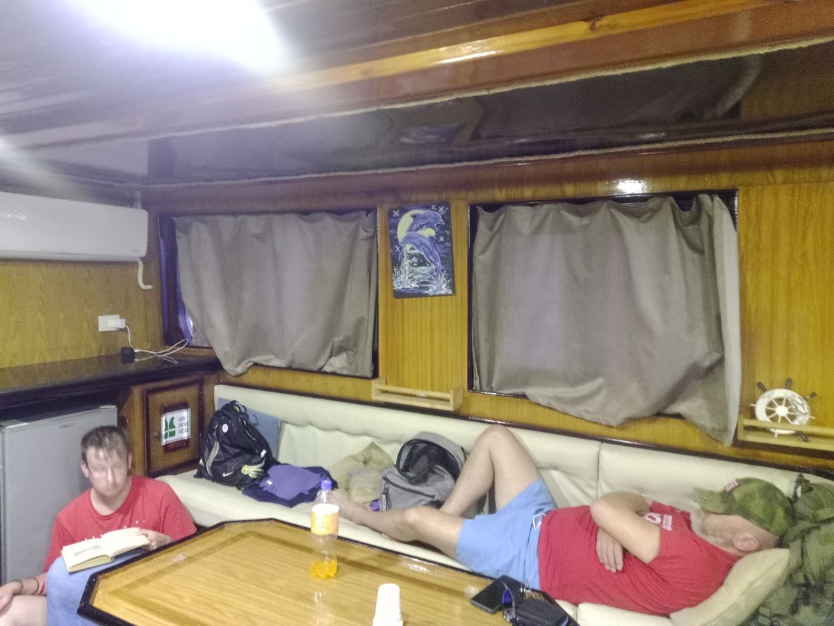 Во время качки Егор сидел на полу и читал Робинзона Крузо