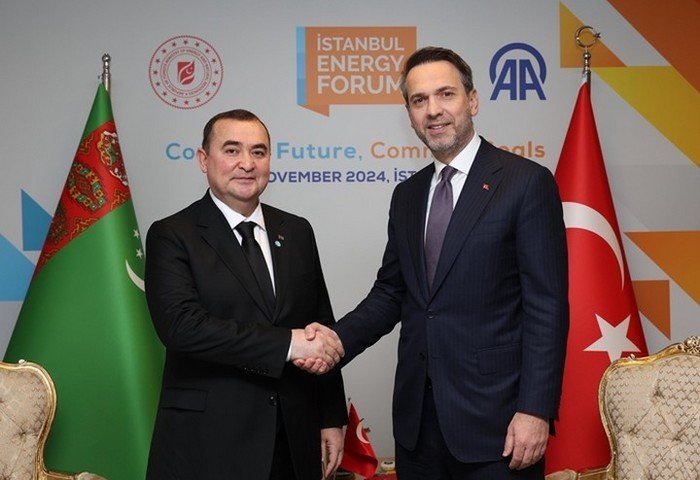 Встреча председателя ГК Turkmengаz Максат Бабаева с министром энергетики Турции Алпарсланом Байрактаром, 22 ноября 2024 года, Стамбул, Турция (Фото: АА)