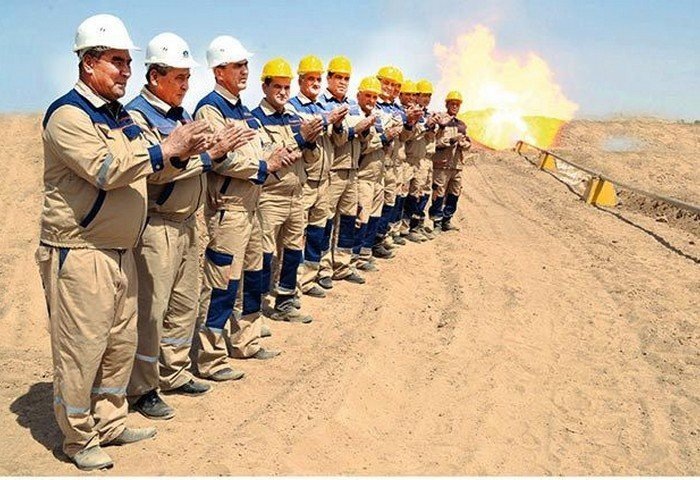 Специалисты ГК Türkmengaz открывают новую скважину.