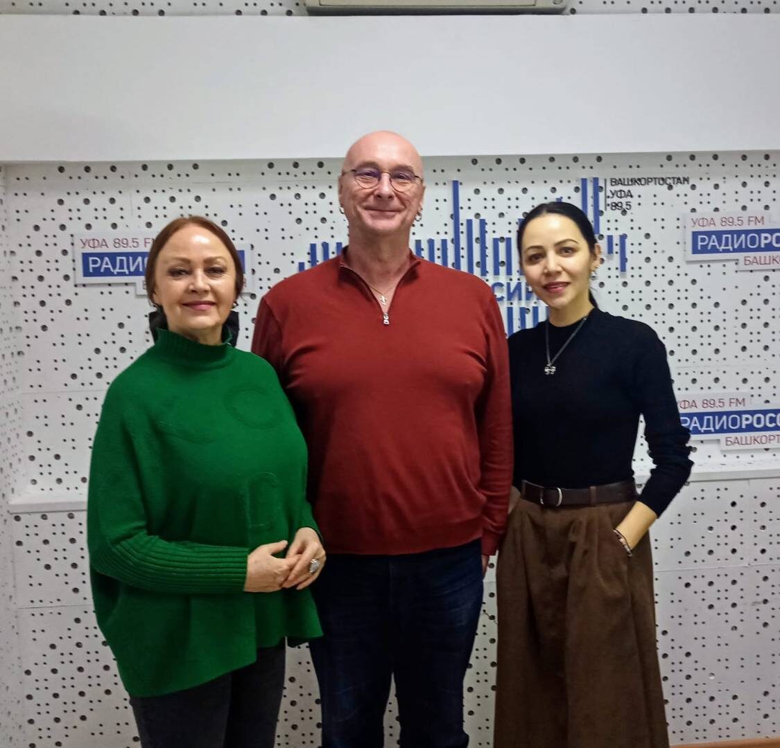    "Самовар" 25 ноября: гостями "Самовра" стали актрисы уфимского театра "Нур" Резида Фахруллина и Чулпан Раянова