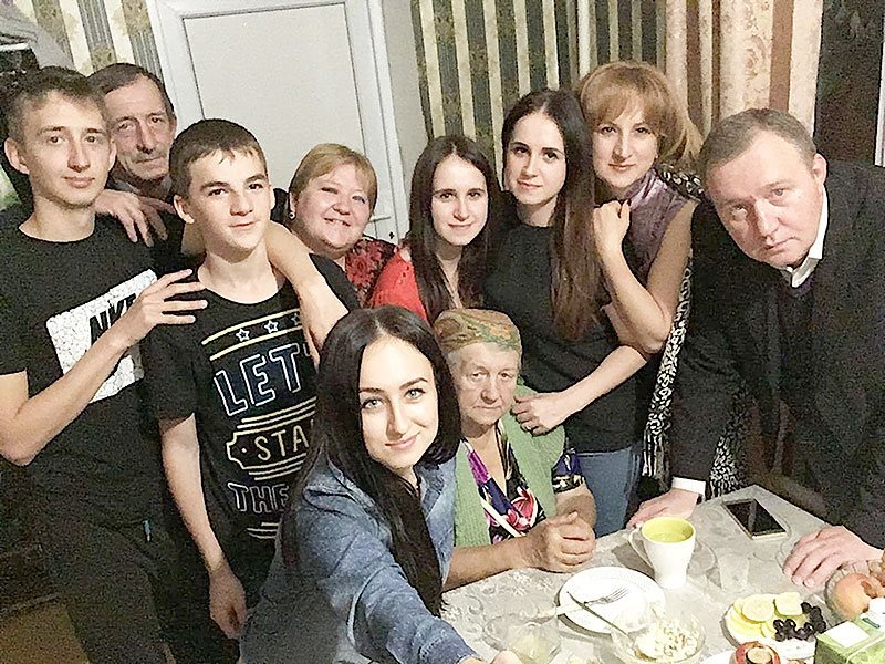 На снимке слева направо: Иван, брат Миши – Роман, его сын Алексей и жена Светлана, дочери Михаила Елена и Татьяна, жена Инна, Михаил; сидят: Алена и Зинаида.