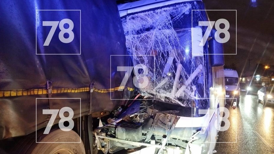    Фура после столкновения с маршруткой в районе Новоселья. Ленобласть, 25.11.2024 Автор фото: 78.ru