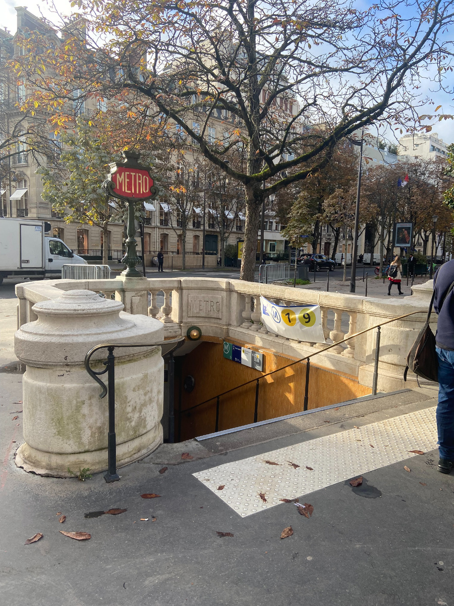 Вход в метро