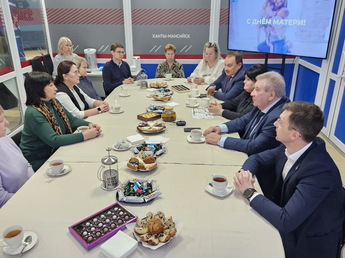    Партийцы «Единой России» отметили День матери вместе с матерями бойцов Югры