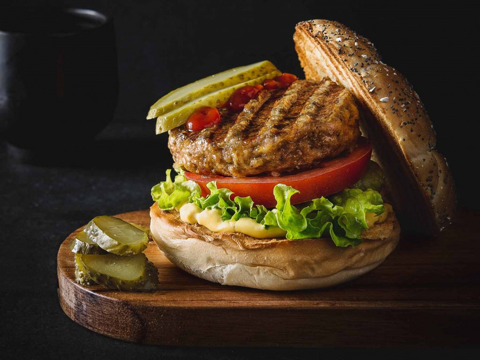 Подавайте бургер с любимыми соусами и свежими овощами — и наслаждайтесь результатом, который не уступает ресторанным блюдам. А главное — теперь вы можете экспериментировать с разными начинками и создавать свои фирменные рецепты