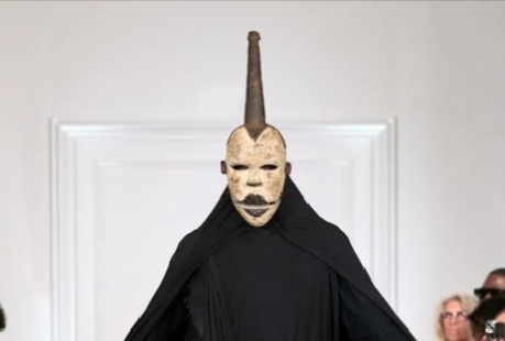 Самые отбитые кутюрные наряды уходящего года (Осторожно, маломодные, от 4-го и 21-го можно заикание получить! А от 27-го селёдки захотелось)