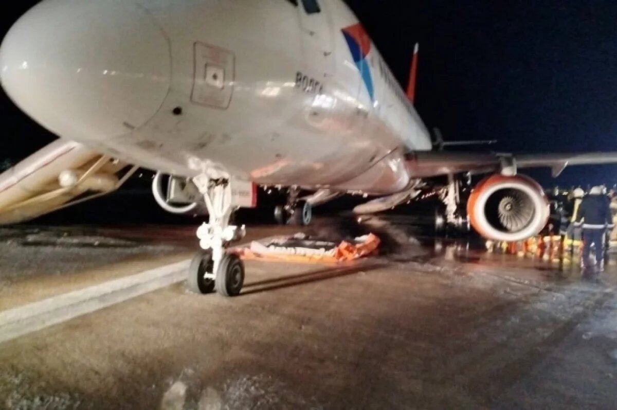    SHOT: загоревшийся в Анталье Sukhoi Superjet сел у пожарной части аэропорта