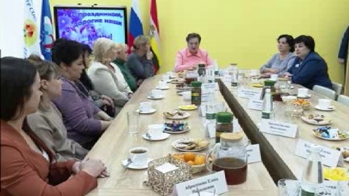    Министр соцобеспечения Татьяна Сукновалова встретилась с приёмными родителями из курского приграничья