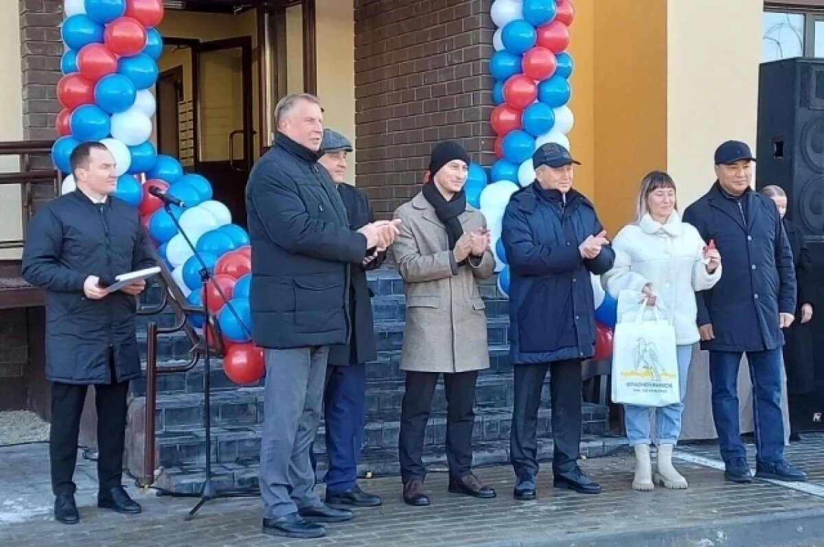    12 медицинских семей в Свердловской области получили ключи от новых квартир
