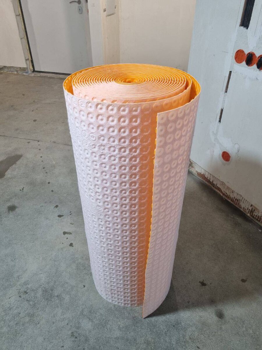 Разделительная трещиностойкая мембрана под плитку выглядит примерно так