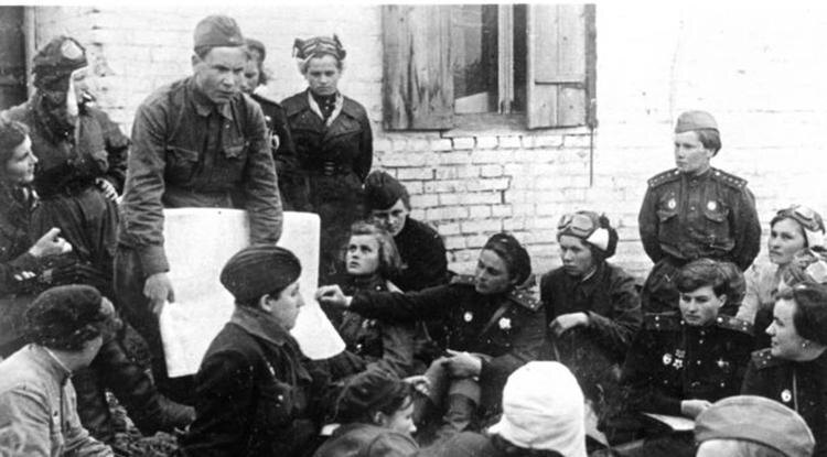 Метеорологи доводят сводку погоды экипажам 46-го гвардейского ночного бомбардировочного авиационного полкаФото: waralbum.ru