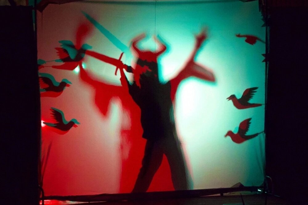    Иркутских зрителей ждут пять показов двух спектаклей, среди которых есть одна премьера. Фото: Театр теней «Кобылья голова»