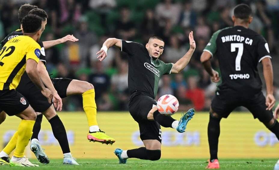    Черников бьется за мяч. Фото: Соцсети ФК "Краснодар"