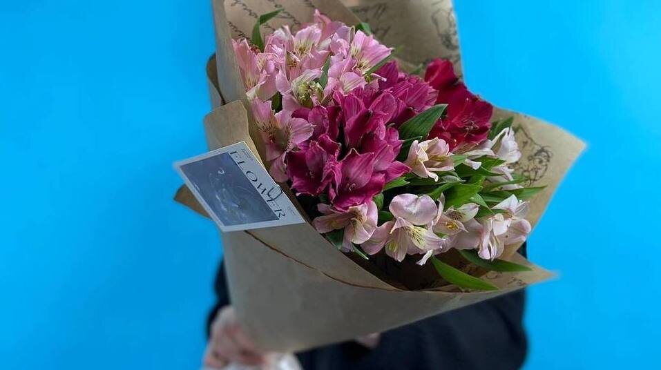 Этот должен был приехать. Кстати, нам показалось, что букет должен был быть попышнее, чем приехал, но уже слава Богу хоть не ночью.