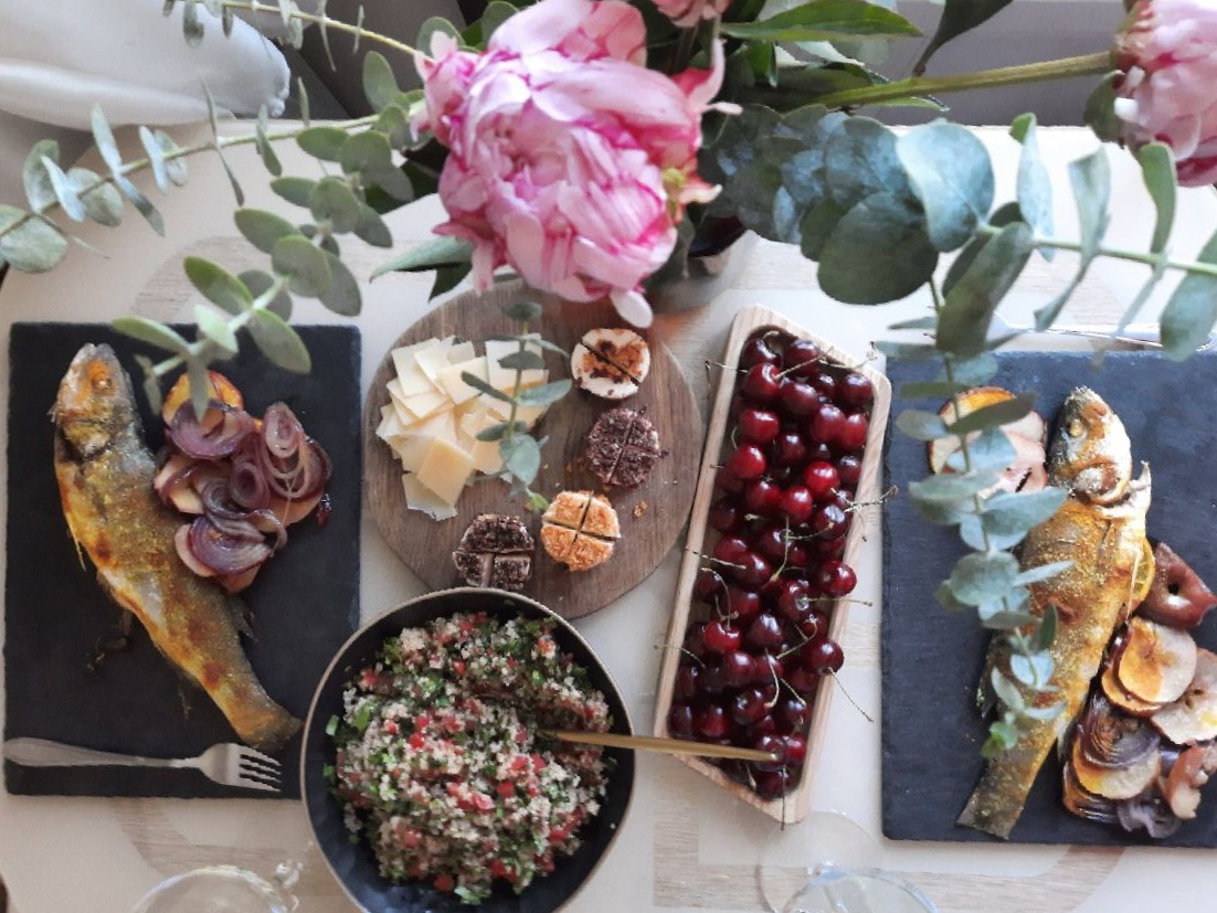 Да, у нас одинаковые тарелки из натурального сланца😊Только форма разная. 